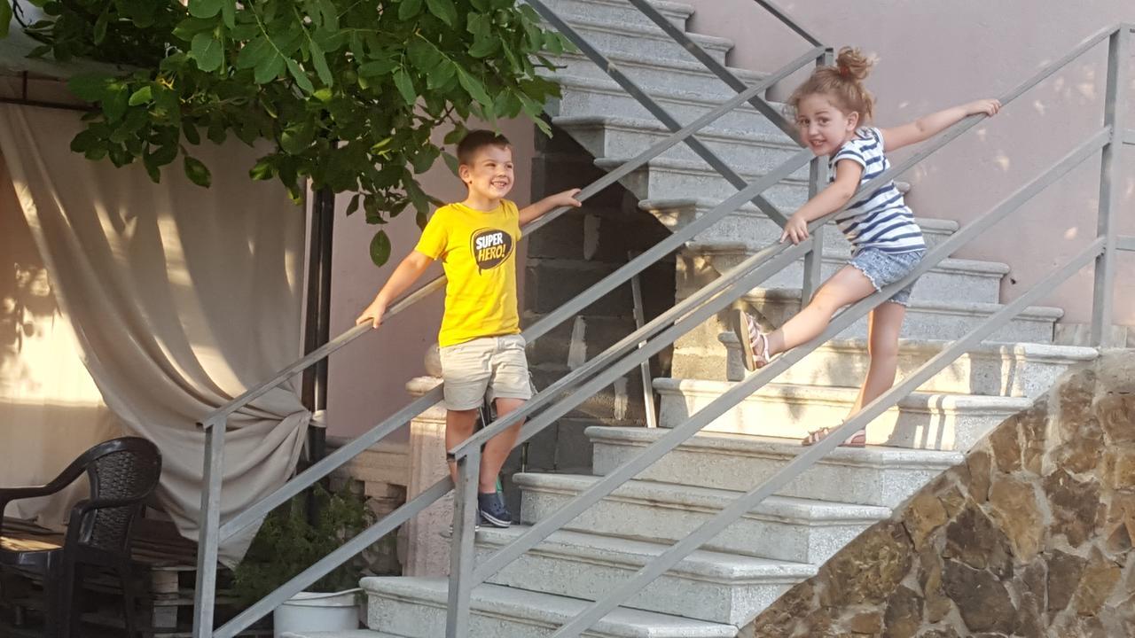 Guest House Elene Гори Екстериор снимка